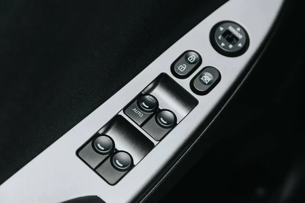 Novosibirsk ロシア9月12 2020 現代ソラリス 新しい車のドアコントロールパネルの閉鎖 窓コントロールパネル ドアロックボタン ミラーコントロールで腕を休める — ストック写真