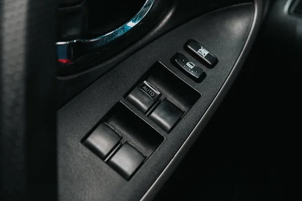 俄罗斯Novosibirsk 2020年9月12日 丰田Rav 一款新车门控面板的特写 扶手休息与窗口控制面板 门锁按钮 和镜像控制 — 图库照片
