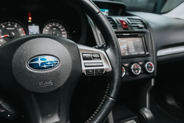 俄罗斯Novosibirsk 2020年9月12日 Subaru Forester 现代黑色方向盘 带有多功能按钮 可快速控制 在车上进行特写 — 图库照片