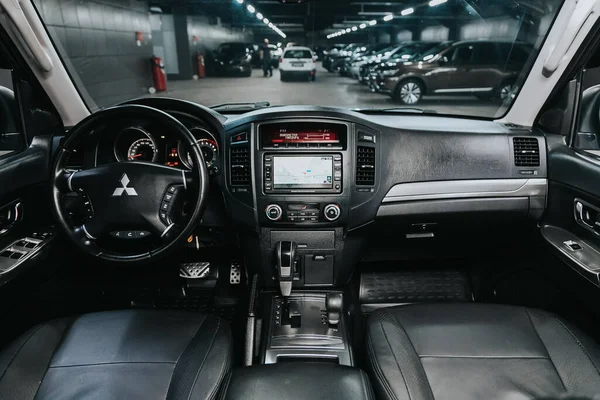 러시아 노보시비르스크 2020 Mitsubishi Pajero Steering Wheel 레버와 계기판 기후제어 — 스톡 사진