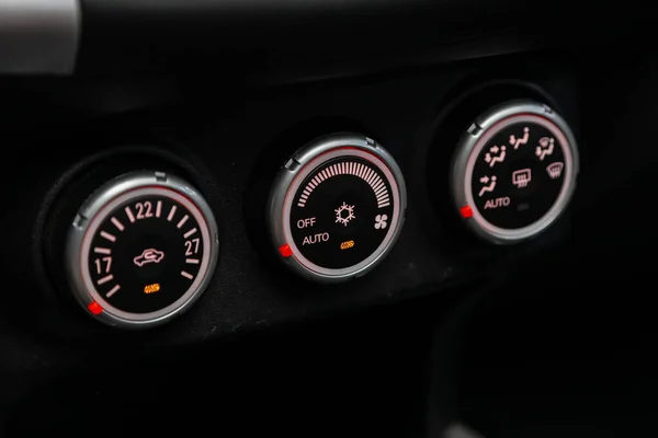 2020年9月12日 俄罗斯Novosibirsk Mitsubishi Outlander 装有明显气候控制装置的车辆内部 调整仪表板碎片 — 图库照片