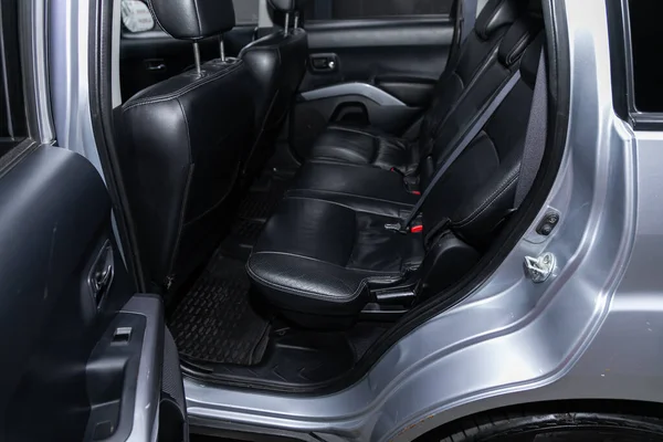 2020年9月12日 俄罗斯Novosibirsk Mitsubishi Outlander 皮革室内设计 轿车乘客和司机座椅 安全带 — 图库照片
