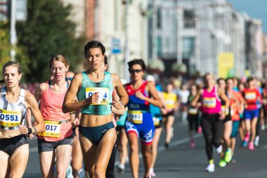Novosibirsk, Rusya - 12 Eylül 2020: Raevich Half Marathon. Maraton koşucuları başlıyor. Sporcular bir yaz günü şehir meydanında koşu üniformasıyla koşuyorlar.