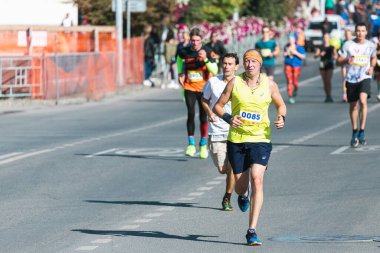 Novosibirsk, Rusya - 12 Eylül 2020: Raevich Half Marathon. Atletik genç adam caddede koşuyor. Sağlıklı yaşam tarzı