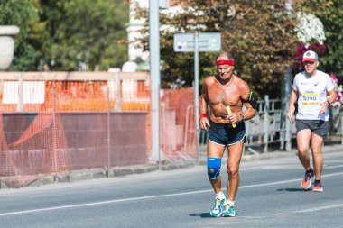 Novosibirsk, Rusya - 12 Eylül 2020: Raevich Half Marathon. Atletik genç adam caddede koşuyor. Sağlıklı yaşam tarzı