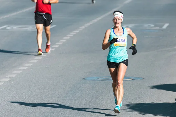 Novosibirsk Rusia Septiembre 2020 Media Maratón Raevich Hermosa Joven Corriendo —  Fotos de Stock