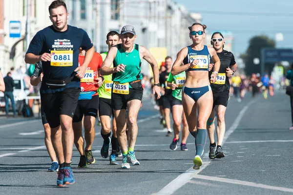 Novosibirsk Russia September 2020 Raevich Half Marathon 在马拉松赛跑人群 许多赛跑选手喜欢跑步度假和跑半个马拉松 — 图库照片