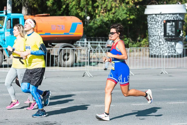 Novosibirsk Ryssland September 2020 Rajevitjs Halvmaraton Vacker Ung Kvinna Som — Stockfoto