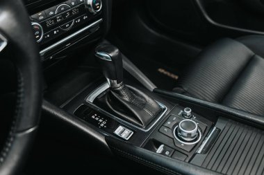 Novosibirsk, Rusya 19 Eylül 2020: Mazda 6, manuel şanzıman şanzıman kolunu kapatın. Hızlandırıcı sapı ve yeni bir arabanın düğmeleri.  