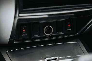 Novosibirsk, Rusya 19 Eylül 2020: Mitsubishi Pajero Spor, yakın plan araba şarjı, sigara çakmağı, araba panelindeki koltuk ısıtma düğmeleri, ticari marka yok 