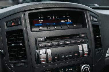 Novosibirsk, Rusya 19 Eylül 2020: Mitsubishi Pajero, FM-alıcısı, CD, ses kontrol düğmeleri, şarkılar ve diğer düğmeler arasında geçiş 