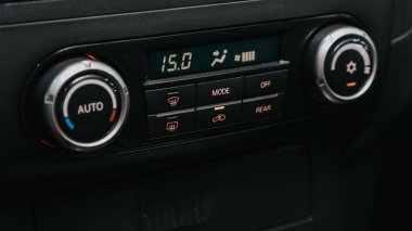 Novosibirsk, Rusya 19 Eylül 2020: Mitsubishi Pajero, modern siyah araba iç mimarisi: klima düğmeli klima görüntüsü, bir arabanın içindeki sıcaklık hakkında bilgi içeren gösterge paneli 
