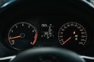 Novosibirsk, Rusya 19 Eylül 2020: Volkswagen Polo, beyaz arka fonda gösterge paneli: Kilometre, hız göstergesi, takometre, yakıt seviyesi, su sıcaklığı ve daha fazlası
