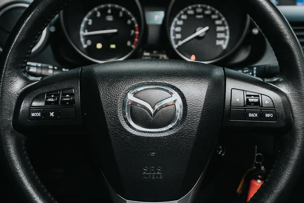 Novoszibirszk Oroszország 2020 Szeptember Mazda Auto Interior Kormánykerék Logóval Sebességmérővel — Stock Fotó