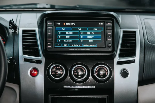 Nowosybirsk Rosja Września 2020 Mitsubishi Pajero Sport Zbliżenie Centrali Monitor — Zdjęcie stockowe