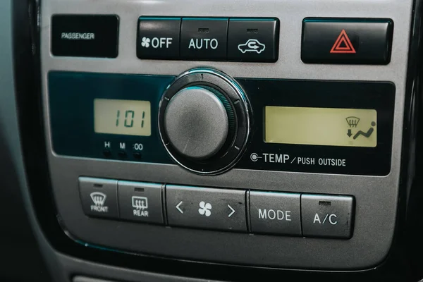 俄罗斯Novosibirsk 2020年9月19日 丰田Ipsum 现代黑色轿车内部 空调按钮气候控制视图 汽车内温度信息仪表盘 — 图库照片