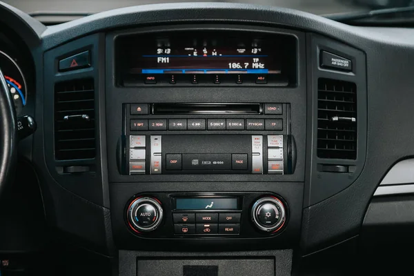 Nowosybirsk Rosja Września 2020 Mitsubishi Pajero Zbliżenie Centrali Monitor Muzyką — Zdjęcie stockowe