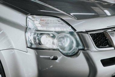 Novosibirsk, Rusya 19 Eylül 2020: Nissan X-Trail, modern bir arabanın parlayan farları