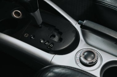 Novosibirsk, Rusya 19 Eylül 2020: Mitsubishi Outlander, manüel şanzıman şanzıman kolunu kapatın. Hızlandırıcı sapı ve yeni bir arabanın düğmeleri. 
