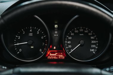 Novosibirsk, Rusya 19 Eylül 2020: Mazda 5, yuvarlak hız göstergesi, 252 bin kilometre menzili, takometre, far sembolü