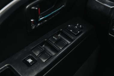 Novosibirsk, Rusya 19 Eylül 2020: Mazda 5, yeni bir arabanın kapı kontrol paneline yakın çekim. Pencere kontrol paneli, kapı kilidi düğmesi ve ayna kontrollü kol dinlenmesi.. 