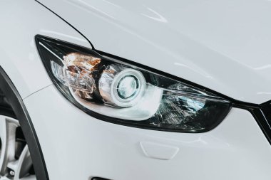 Novosibirsk, Rusya 19 Eylül 2020: Mazda CX-5, Modern bir arabanın Parlayan Işığı