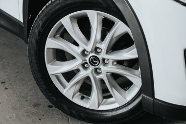 Novosibirsk, Rusya 19 Eylül 2020: Mazda CX-5, Alaşımlı tekerlekli araba tekerleği ve yakın çekimde yeni lastik. Tekerlek ayarlama diski