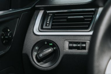 Novosibirsk, Rusya 19 Eylül 2020: Scoda Rapid, araba panelindeki siyah ışık düğmelerine yakın plan, ticari işaret yok 