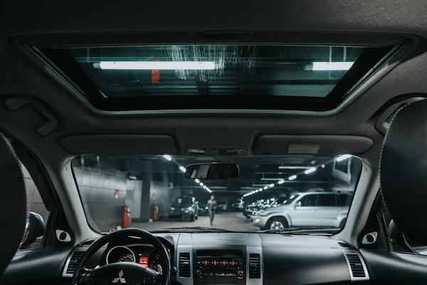 俄罗斯Novosibirsk 2020年9月19日 三菱外景汽车 Mitsubishi Outlander 挡风玻璃 舱口和仪表板的后视镜 — 图库照片