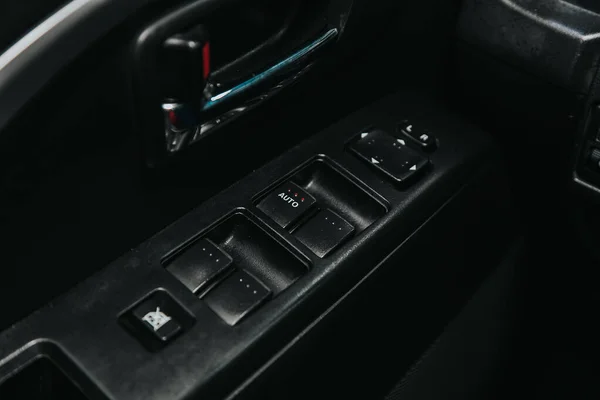 2020年9月19日 俄罗斯Novosibirsk Mazda 一款新车门控面板的特写 扶手休息与窗口控制面板 门锁按钮 和镜像控制 — 图库照片