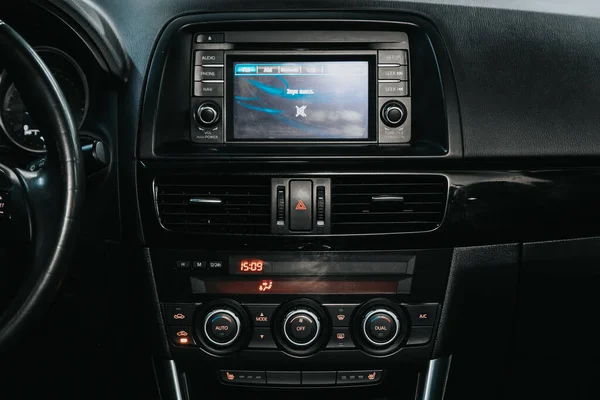 Nowosybirsk Rosja Września 2020 Mazda Zbliżenie Centrali Monitor Muzyką Radiem — Zdjęcie stockowe