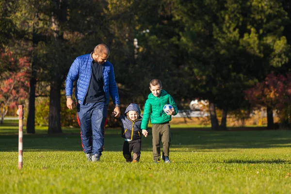 Boldog Fiatal Apa Játszik Vele Baba Fia Egy Parkban Zöld — Stock Fotó