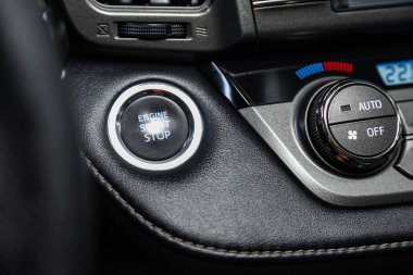 Novosibirsk, Rusya 07 Ağustos 2020: Toyota RAV-4, stop düğmesine bas uzaktan ateşleme başlatıcısı. Araç gösterge paneli: siyah motor çalıştırma düğmesi, arabanın iç ayrıntıları. 