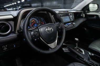 Novosibirsk, Rusya 07 Ağustos 2020: Toyota RAV-4, yeni stil bir araba, direksiyon, hız göstergesi, takometre ve diğer ayarlama düğmeleri olan gösterge paneli 