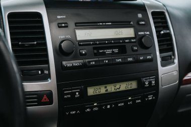 Novosibirsk, Rusya 19 Eylül 2020: Toyota Land Cruiser Prado, otomobil içi, araba stereo ses sistemi ön panel 