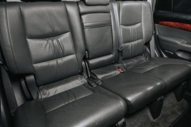 Novosibirsk, Rusya 19 Eylül 2020: Toyota Land Cruiser Prado, Comfort arabası içeride. Arabanın içi temiz: gri arka koltuklar, başlıklar ve kemerler 