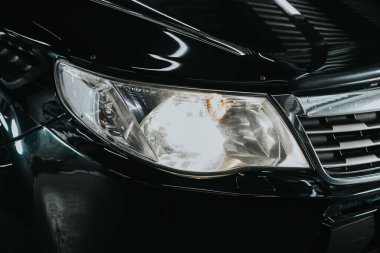 Novosibirsk, Rusya 19 Eylül 2020: Subaru Forester, modern bir arabanın parlayan farları