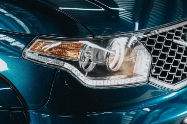 Novosibirsk, Rusya 29 Eylül 2020: UAZ Patriot, modern bir arabanın Parlayan Işığı