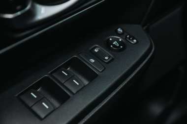 Novosibirsk, Rusya 29 Eylül 2020: Honda CR-V, modern otomobilin iç mimarisi. Yan kapı düğmeleri: pencere, ayna ayarlama düğmeleri, kapı kilidi. Araba içeride.. 