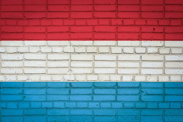 古いレンガの壁にペイント色で描かれたルクセンブルクの国旗 レンガの壁の背景に旗 — ストック写真