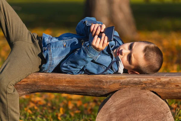 Menino Criança Jogando Jogos Para Celular Smartphone Parque Engraçado Menino — Fotografia de Stock