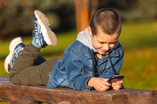Menino Criança Jogando Jogos Para Celular Smartphone Parque Engraçado Menino — Fotografia de Stock