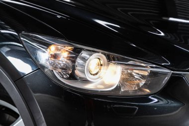 Novosibirsk, Rusya 07 Ağustos 2020: Mazda CX-5, dış görev. Modern araba ksenon lambasına yakın.