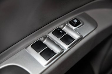 Novosibirsk, Rusya, 07 Ağustos 2020: Mitsubishi Pajero Spor, yeni bir arabanın kapı kontrol paneline yakın çekim. Pencere kontrol paneli, kapı kilidi düğmesi ve ayna kontrollü kol dinlenmesi.. 