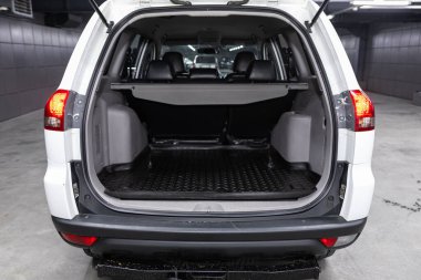 Novosibirsk, Rusya 07 Ağustos 2020: Mitsubishi Pajero Sport, açık bagaj, far, tampon, ön görüş. Modern bir arabanın dışı.