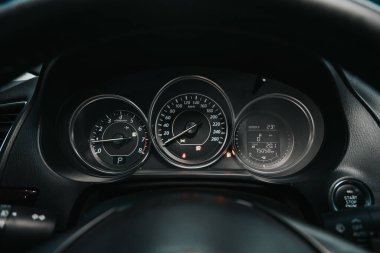 Novosibirsk, Rusya 19 Eylül 2020: Mazda 6, Araç paneli, dijital parlak hız göstergesi, kilometre sayacı ve diğer araçlar 