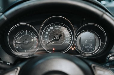 Novosibirsk, Rusya 19 Eylül 2020: Mazda 6, Araç paneli, dijital parlak hız göstergesi, kilometre sayacı ve diğer araçlar  