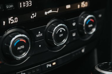 Novosibirsk, Rusya 19 Eylül 2020: Mazda 6, arabanın içinde klima düğmesi olan araç panelini kapatın. 