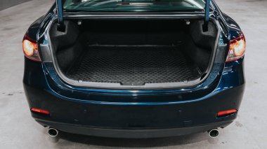 Novosibirsk, Rusya 19 Eylül 2020: Mazda 6, açık bagaj, far, tampon, ön görüş. Modern bir arabanın dışı.