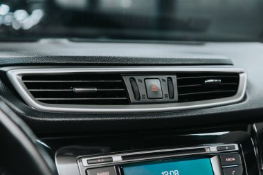 Novosibirsk, Rusya 29 Eylül 2020: Nissan X-Trail, Araç havalandırma ve havalandırma sistemini kapatın - modern otomobilin detayları ve kontrolleri 